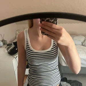 Randigt linne  - Jag säljer ett svart vit randigt linne från HM i storlek S. Det är i bra skick då det inte har använt så många gånger.💗