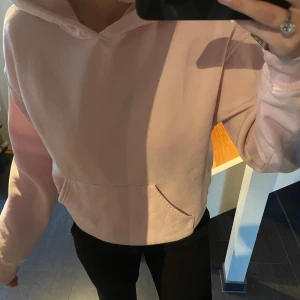 Rosa hoodie Gina Tricot  - jättefin ljusrosa hoodie från Gina Tricot, superbra skick 💕💝💓💞💖