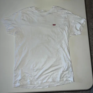 Levi’s T-shirt  - Bra skick