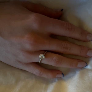 CAROLINE SVEDBOM ring - En jätte fin Caroline Svedbom ring. Knappt använd och i jätte bra skick. Om du vill ha fler bilder skriv i dm. Ordinarie pris 395, säljs för 250