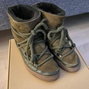 Inuikii vinterskor - Skitsnygga inuikii skor i färgen olive. Lite slitna där framme som man ser på bilden och skosnöret är lite slitet (sista bilden) men man tänker inte så mycket på det. Hör av dig vid frågor eller fler bilder!🍂💗