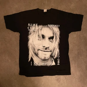 kurt cobain tröja - köpte denna supercoola på humana! fint skick. okänt märke/fruit of the loom