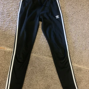 Svarta Adidas mjukis - Mjukisbyxorna är jättefina och är mycket rekommenderat för när man har träning! Använd några gånger men fortfarande som ny. 