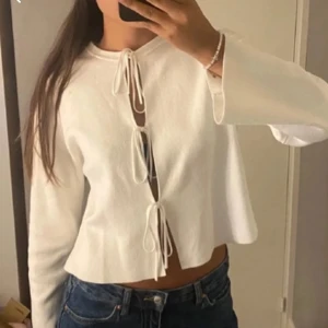 Knyt kofta från Gina tricot - Säljer denna snygga kofta från Gina. Endast använd en gång och helt slutsåld🩷