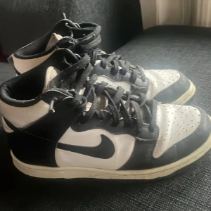 Nike dunk mids (Panda)  - Säljer dessa väl använda panda dunks. Somsagt är de användt skick men är inte sönder någonstans. Skickar såklart fler bilder om någon är intresserad💞💫