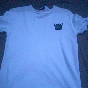 Angels w guns t shirt  - Säljer denna feta t shirten jätte bra skick använd 2-3 gånger.Storlek s passar jätte bra på 13-14 åringar.