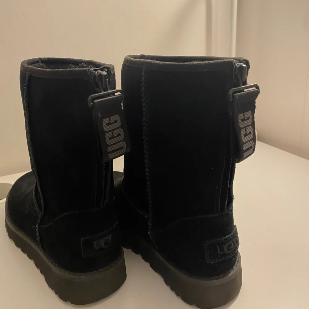 Jättefina Svarta UGGs stövletter som är köpta från zalando med märket UGG. De är i nyskick då de enbart har använts en gång. Varma och väldigt bekväma, perfekt till vintern. Säljer de eftersom de blivit för små🤍Vid frågor är det bara att höra av sig🫶🏾. Skor.