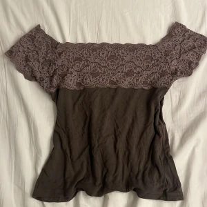 Fin tröja - Jätte söt off shoulder topp med spets upptill🥰 Är köpt här på plick och de finns ingen lapp i men tröjan är i fint skick! Passar mig som är vanligtvis en strl S upptill.