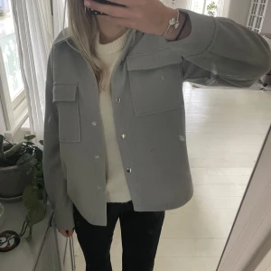 Vår jacka - Använd endast en gång. Som ny, inga defekter och inga tecken på användning. Jag är i storlek S.  Perfect höst jacka