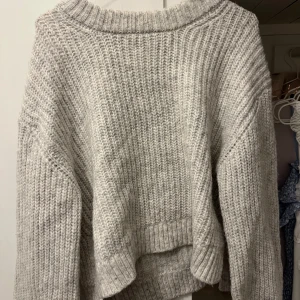 Stickad tröja - Supermysig stickad tröja från ginatricot, använt ca 5 gånger kanske så är i princip som ny, den har slits nertill på båda sidor även i ärmarna!