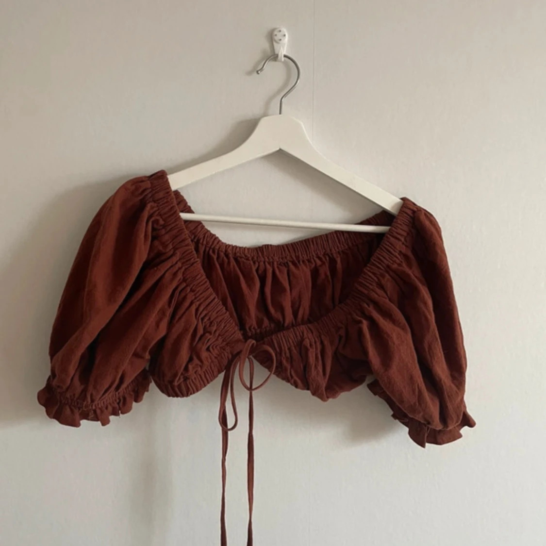 Brun croppad blus med puffärmar