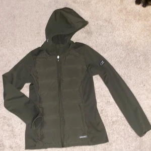 Cutter&buck jacka  - Snygg cutter& buck jacka i militrägrön färg i strl S, perfekt jacka för höst/våren. Fåtal gånger använd är i fint skick