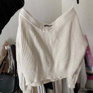 Off shoulder kofta - Vit jättefin offshoulder kofta/tröja. Passar perfekt nu till hösten🎀