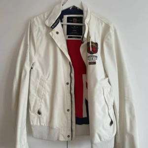 Fieldjacket från Morris - Säljer en snygg vit jacka från Morris. Perfekt för vår och höst! Fraktar idag bid köp. 24 oktober!