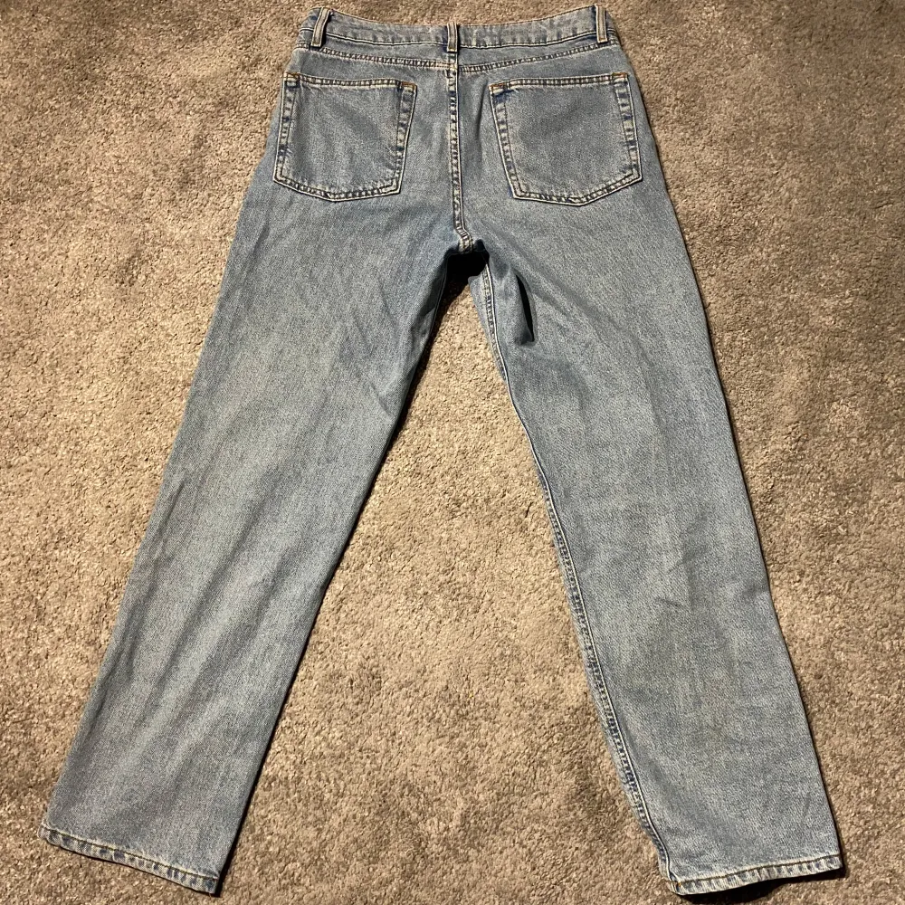 Ljusblåa Asos jeans i storlek W28 L30 med lite baggy/relaxed passform. De är i bra skick och har inga tecken på användning . Jeans & Byxor.