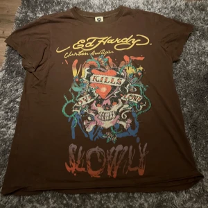 Ed Hardy T-shirt  - Brun ed Hardy T-shirt som tyvärr inte kommer till användning, storlek XL. 