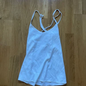 Hollister linne - Ett vitt vitt linne från hollister i storlek xs🙌🏼