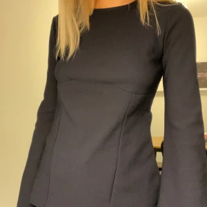 Zara topp - Så snygg topp/blus från zara som aldrig blivit använd, färgen syns bäst på sista bilden🤍
