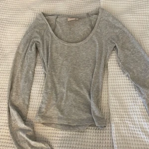 Långärmad tröja från nelly - Jättesöt basic tröja från nelly perfekt till hösten! M men sitter som S🌷🌸 inga defekter och sparsamt använd.