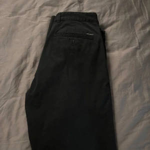 Chinos stl L - Sköna stilrena chinos byxor Grym passform! Släpps för hundralappen, bara att slå till om man behöver extra par byxor!