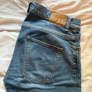 Nudie Jeans, Grim Tim i storlek W33L32.  Skick 10/10, använda 4-5 gånger. Nypris 1600kr.  Hör av dig om du vill ha fler bilder!