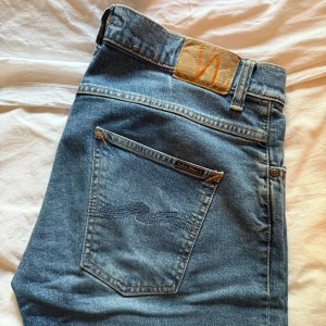 Nudie, Grim Tim - Nudie Jeans, Grim Tim i storlek W33L32.  Skick 10/10, använda 4-5 gånger. Nypris 1600kr.  Hör av dig om du vill ha fler bilder!