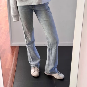 Utsvängda midrise jeans från Gina tricot - Midrise jeans från Gina tricot, storlek 34. Perfekt i längd där jag är 1,68 m lång. Nästan helt nytt skick då jag ej använd dem ofta. 