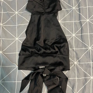 Svart topp - Svart topp med halterneck design. Den är endast testad. Storlek xs