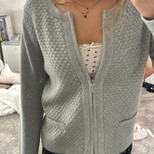 Fin grå kofta  - Underbart skön och är så fin till svarta jeans, väldigt bra skick då ja fick den för flera år sen men aldrig andvänt 