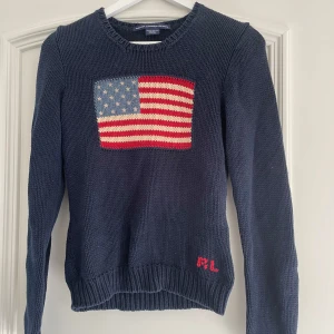 USA Ralph Lauren tröja❤️ - Säljer nu denna sjukt snygga tröjan från Ralph Lauren. Den är i gott skick och kommer passa så snyggt till hösten!😽