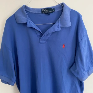 Ralph Lauren Piké  - Ny utan prislapp, skön piké, storlek L från Ralph Lauren i helt utmärkt skick! Nypris runt 1500 kr, få denna för 149. Pris är diskuterbart vid direktköp.  