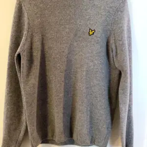 En stickad crewneck från lyle scott i väldigt bra skick. Den är använd men de inget man märker. Den är i storlek S men passar mig som vanligtvis har M eller L. De ba o skriva ifall du har frågor eller funderingar :)