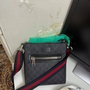 Gucci väska - Hej säljer min Gucci väska eftersom jag använder inte den längre. Den har 1 skada bara och det är på bandet.  Pris kan diskuteras vid snabb affär.  Tyvärr så har jag inget kvitto.