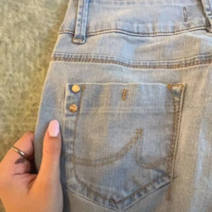 Ltb jeans shorts  - Lågmidjade jeans shorts, köpt från sellpy. Storlek 28X32. Pris kan diskuteras🩷