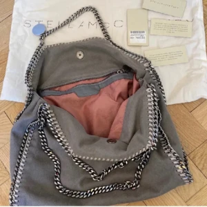 stella mccartney väska - Säljer äntligen min stella mccartney väska! Jag köpte den begagnat för 5000kr och säljer nu för 2800kr💗 Den är såklart äkta (med bevis), jag hara bara tröttnat på den lite💗💗