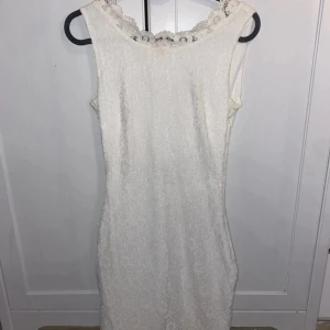 Vit fin Dry Lake klänning - En väldigt fin Dry Lake klänning perfekt till dop, student eller andra fina tillställningar. har en lite fläck framtill men den går att ta bort med fläckborttagning men har ingen hemma.