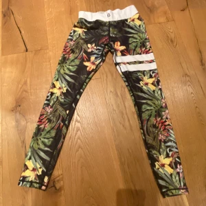 Stronger tights - Fina stronger tights med djungel mönster. Använda ett fåtal gånger och som nya. Säljer de pågrund av att de inte används.