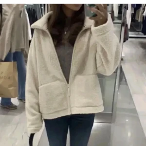 Teddy jacka  - Säljer den super snygga teddy jackan från H&M som är helt slutsåld. Köpte den på Plick men var för liten. Storlek XL men är super liten i storleken så sitter som en XS/S💗