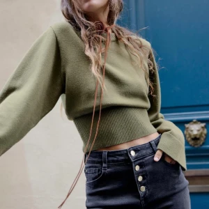 Grön Zara tröja  - Säljer denna super populära stickade Zara tröja, den är helt slutsåld på hemsidan! Har fortfarande lappen kvar, alldrig använd, storlek L men den är stretchiga så passar allt från s, sitter bra på mig som har storlek s/m💕 Använf köp nu!