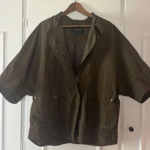 Trekvartsärm jacka - zara  - Jättefin trekvartsärm jacka från zara. Perfekt till hösten. Storlek s,  en skulle säga att den passar m.