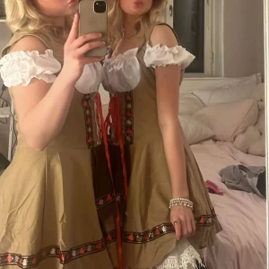 Oktoberfestklänning - Köptes för 500kr förra året, använd 1 gång! Onesize, jag själv brukar bara S och är till höger på bilden. Hade säkerhetsnål där bak på klänningen för att anpassa storleken. Stlrk S-L går att justera med stygn, säkerhetsnål