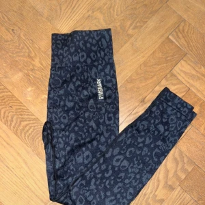 Gymshark träningstights M - Gymshark träningstights med mönster. Storlek M, knappt använda, bra skick. Högmidjade och  seamless. 