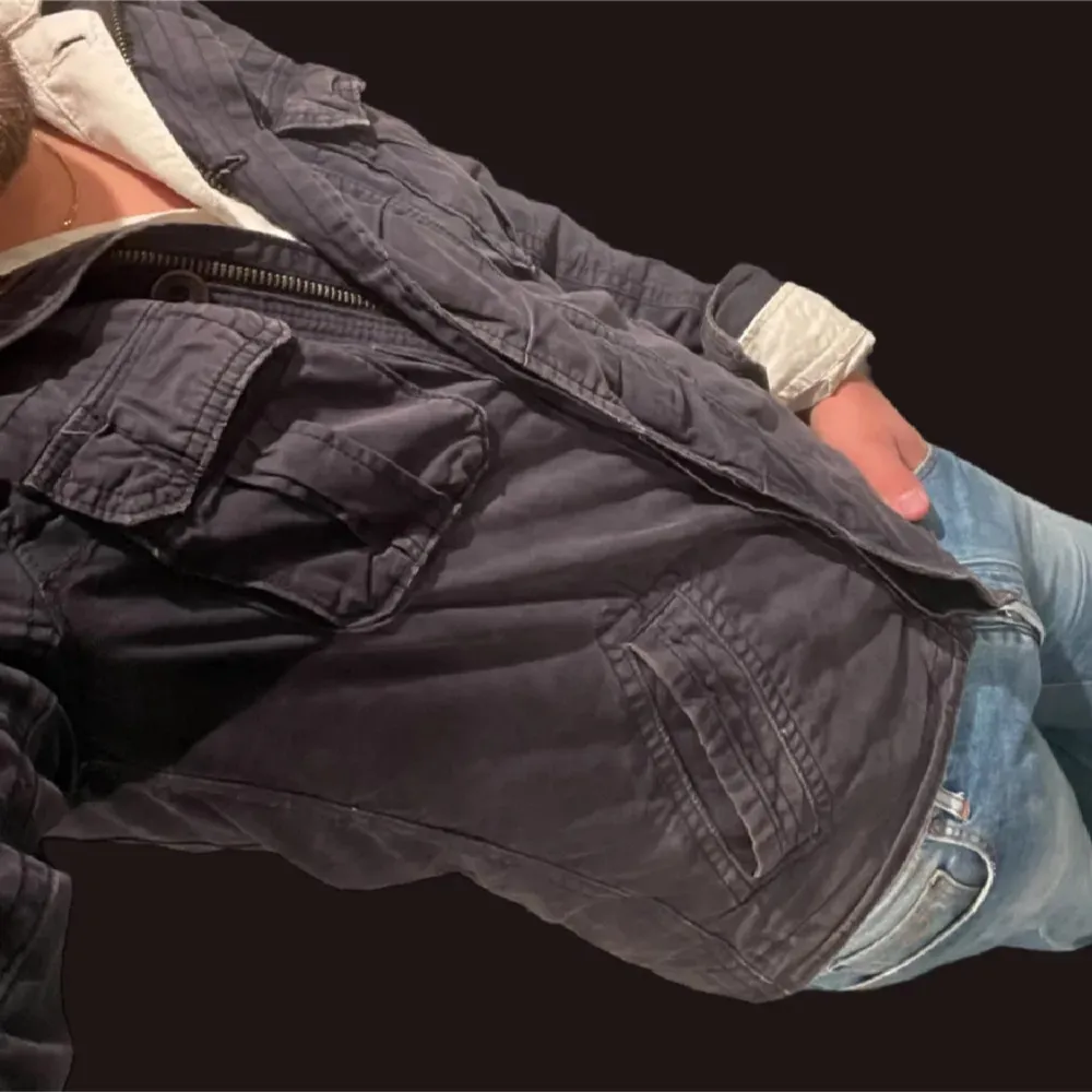 Field jacket Strl S 175-180 hade jag sagt passat böst Lite tjockare material perfekt till vintern Vid frågor bara höra av sig!. Takit.