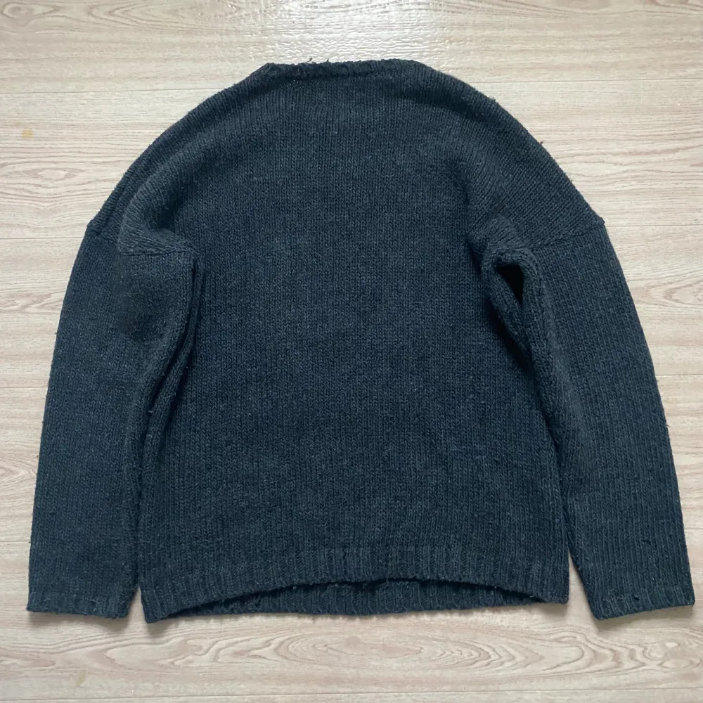 Iconic skull knit from Our Legacy. Italian yarn and a nice washed black color. Comes with a worn look and slight pilling effect. The knit has been gently used and is still in great condition. Tagged 48, fits M-L. Oversized. . Stickat.