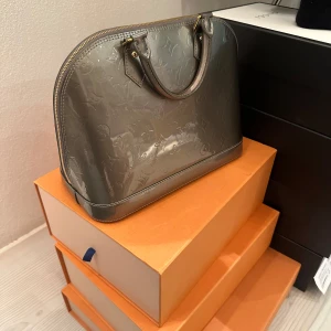 Louis vuitton Alma  - Louis vuitton Alma väska. Storlek PM. I ny skick! Pris 7599kr