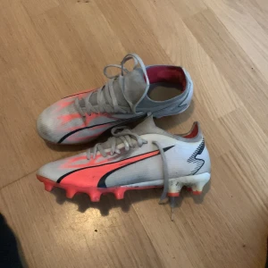  fotboll skor puma pros.  - Säljer mina gamla fotbollsskor puma pros . Säljer för att dom va för små. Lite smutsiga men funkar fortfarande jätte bra. Rätt så bra skick på dom. Går för 1100 i ny pris.