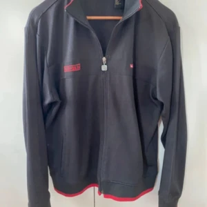 Tröja sweatshirt - Inga fläckar eller hål. Normal i storlek. 