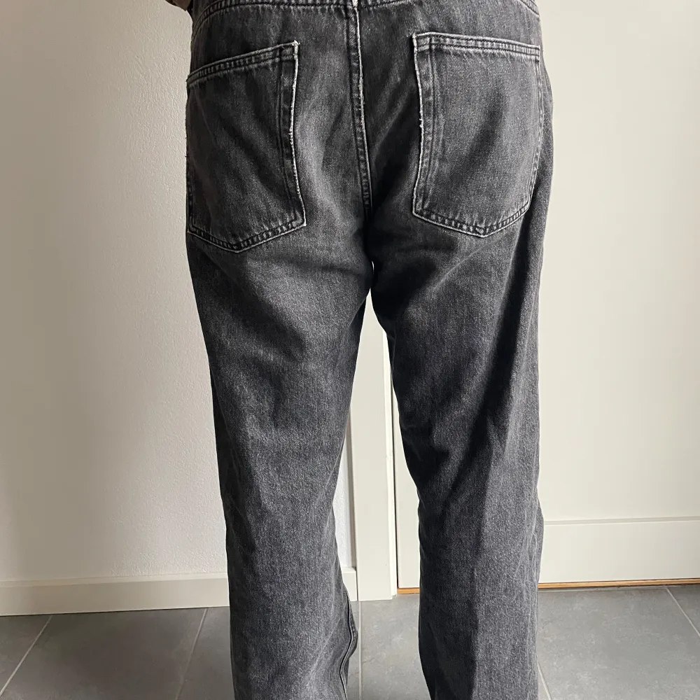 Jeans i mycket bra skick. Personen på bilden använder normalt storlek 34/34, jeansen på bilden är XL, av märket Vailent loose black. Från Carlings.  Kommer från djur- och rökfritt hem. Nypris 800kr, säljes för 350kr eller högstbjudande.. Jeans & Byxor.