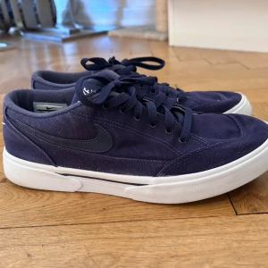 Nike FC herrskor i storlek 43 - Dessa mycket bra omhändertagna skor kommer ej till användning längre därav säljer jag dom åt sambon. Storlek 43