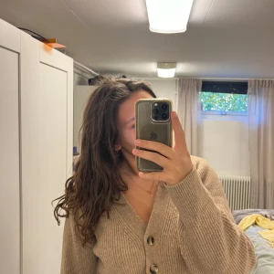 Brun kofta  - Kofta som är lite kortare i modellen, storlek M 